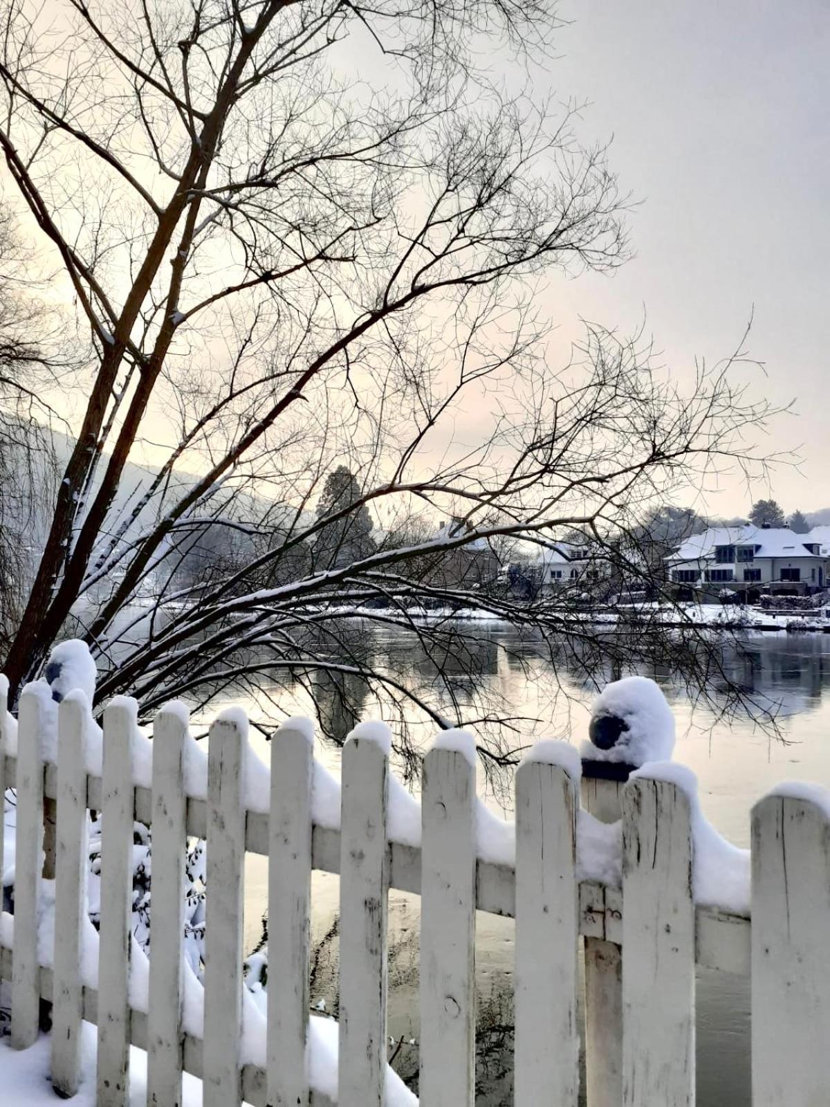 Casa de Férias Pieds Dans L'eau Private Wellness Bordure De Meuse Lustin