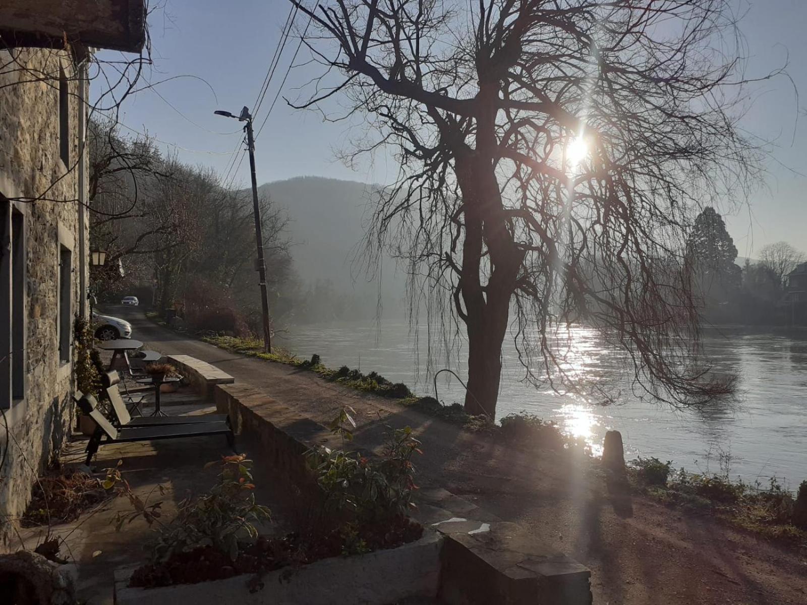 Pieds Dans L'eau Private Wellness Bordure De Meuse * Lustin